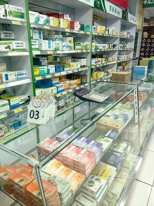 药店货架上的药品展示
